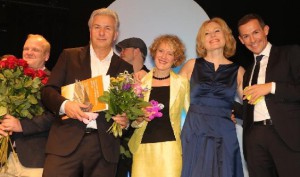 From left to right: Bastian Finke (Director of MANEO), Klaus Wowereit (former Governing Mayor of Berlin and recipient of the Tolerantia Award 2015), Corine Mauch (Mayor of Zurich and laudatory speaker for Mr Wowereit), Maren Kroymann (actress, cabaret artist, singer and recipient of the MANEO Award 2015) and Tim Fischer (singer and actor). Photo © B. Dummer.