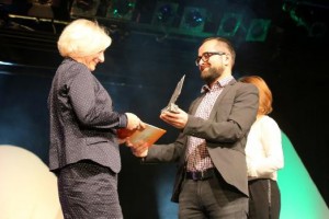 Ewa Wanat receives the Tolerantia Award 2015 from the KPH chairman Giorgi Tabagarian. Photo © B. Dummer.