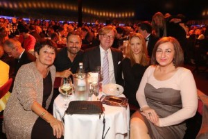 Unter den Gästen der Gala: Lala Süsskind (links), Andre Schmitz (mitte) und Dilek Kolat (rechts). © Foto B. Dummer.