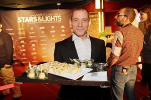 Together with other well-known barkeepers, Sylvio Jaskulke (Scheune) served sparkling wine and tasty culinary treats to gala guests. Photo © B. Dummer