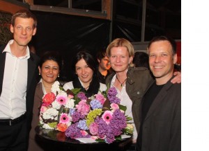 MANEO-Awards: Üwe Löher (r.) und Maria Tischbier (2.v.r.) nehmen den MANEO-Deutschlandpreis für Berlins Polizeipräsident Dieter Glietsch entgegen. Foto @ B. Mannhöfer.