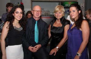 MANEO Awards 2009. Hans-Wolfram Stein (2nd f.l.) with wife (2nd f.r.), accompanies by two pupils from the Bremer Schulzentrum Walliser Straße. Photo © B. Mannhöfer.