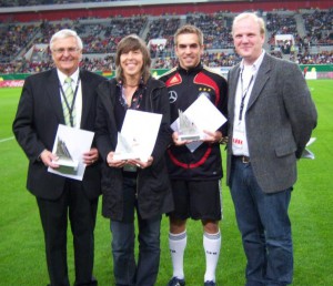 Awarding of the Tolerantia Prize on October 7 in the Düsseldorf LTU-Arena; (from left to right) Dr. Theo Zwanziger, Tanja Walther, Philipp Lahm, MANEO Project Head Bastian Finke.