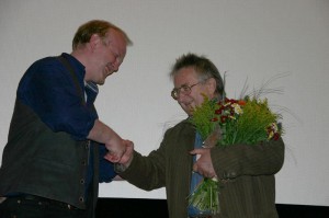 © Foto MANEO. Nach der Verleihung des Tolerantia-Preises, am 11.06.06, im Kino Luna in Warschau. Bastian Finke gratuliert Senator Kazimierz Kutz.
